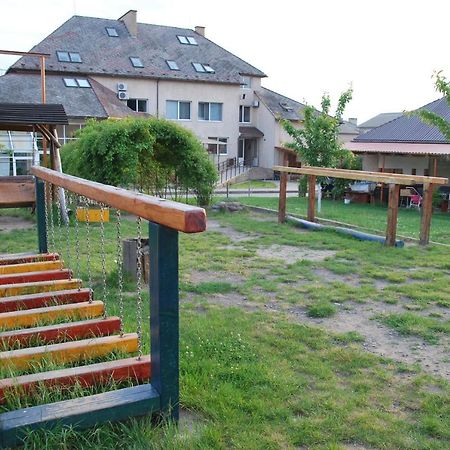 Guest House Uzhgorod Bagian luar foto